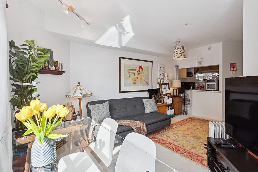 306 988 W 21st Avenue