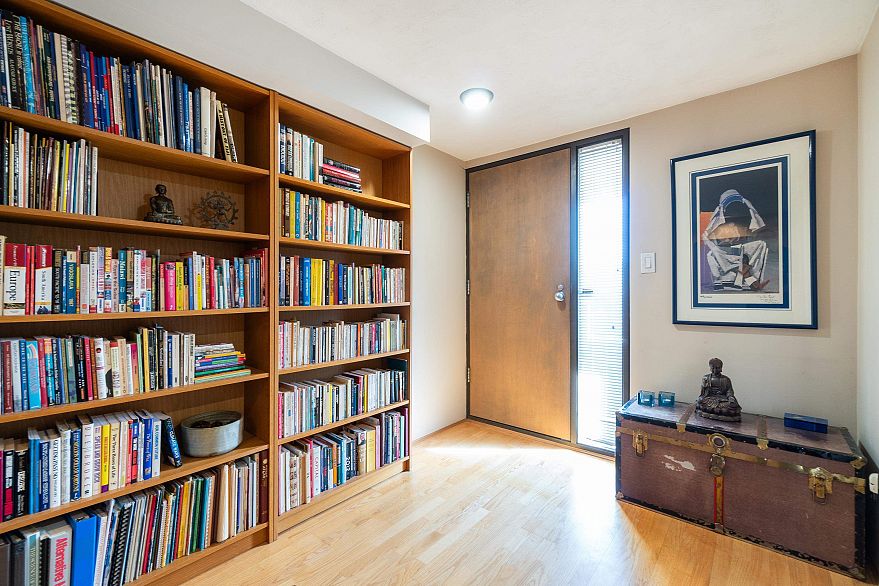 527 666 Leg In Boot Square