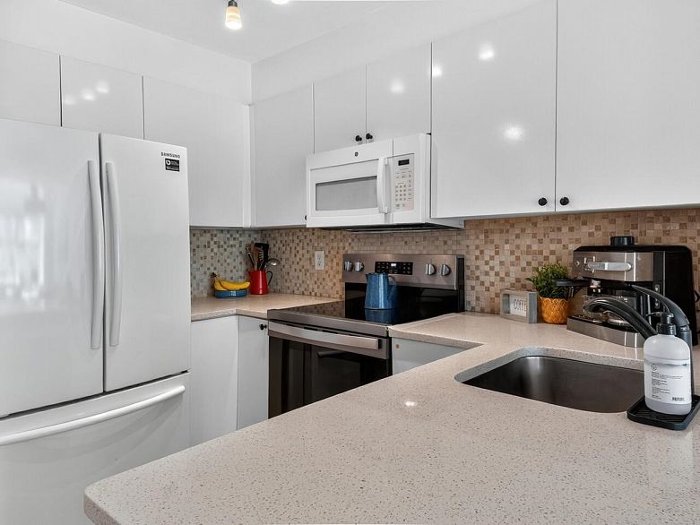 302 2388 Triumph Street