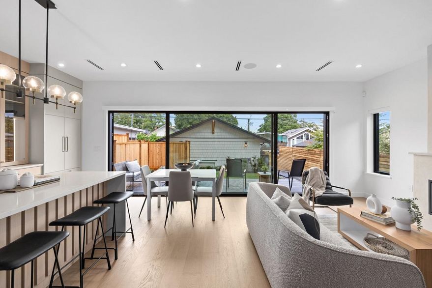 2 2247 Parker Street