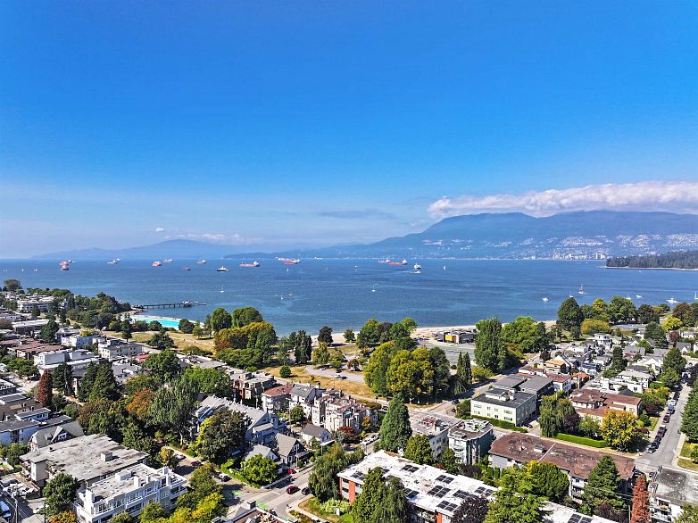 305 2110 Cornwall Avenue