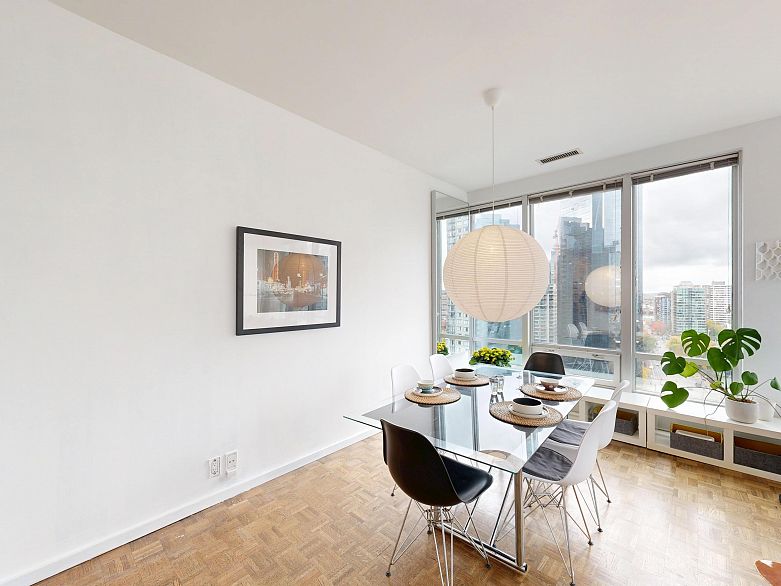 1207 989 Nelson Street