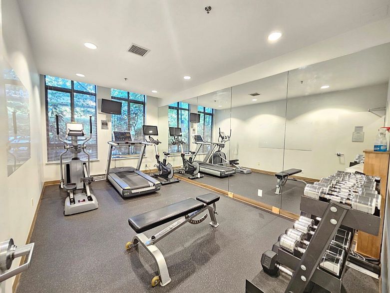 905 3660 Vanness Avenue