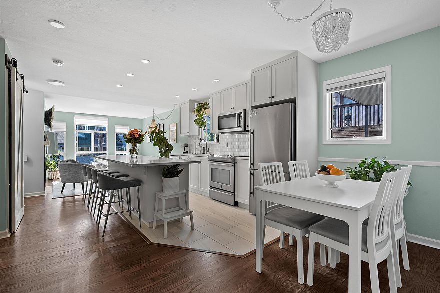 305 2110 Cornwall Avenue