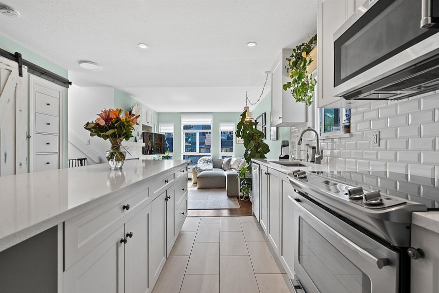 305 2110 Cornwall Avenue