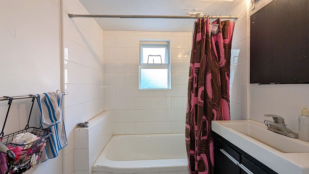 101 1075 W 13th Avenue