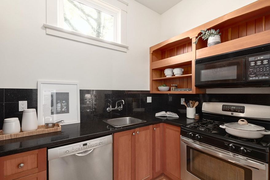 1 677 Heatley Avenue