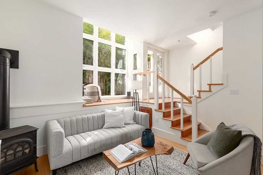 1 677 Heatley Avenue