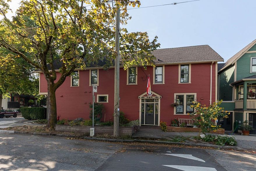 1 677 Heatley Avenue