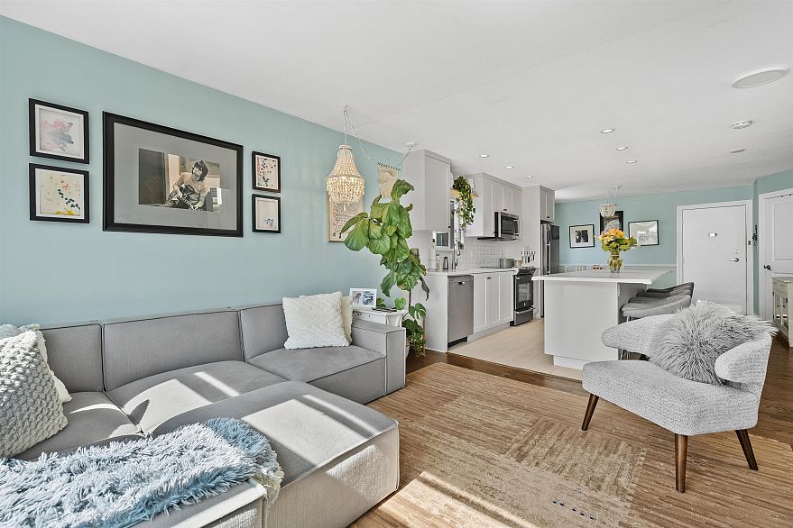 305 2110 Cornwall Avenue