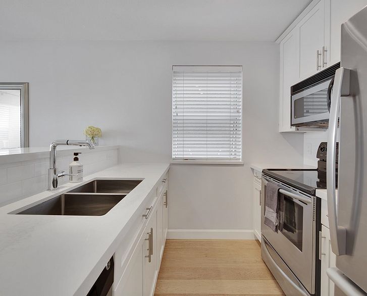 203 985 W 10th Avenue