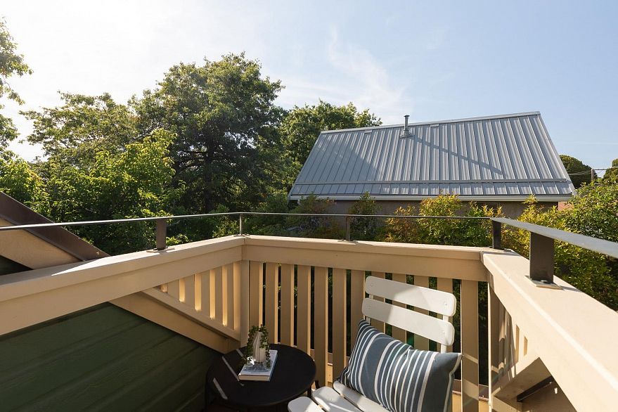 1 677 Heatley Avenue