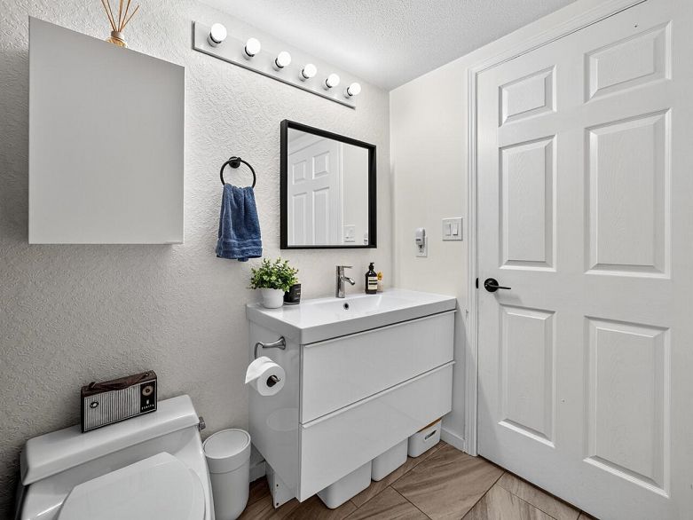 302 2388 Triumph Street