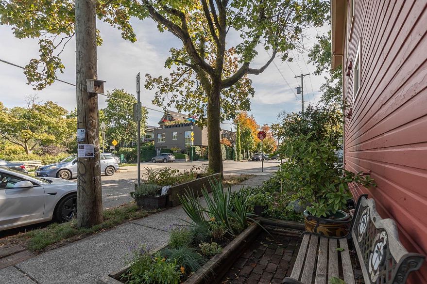 1 677 Heatley Avenue