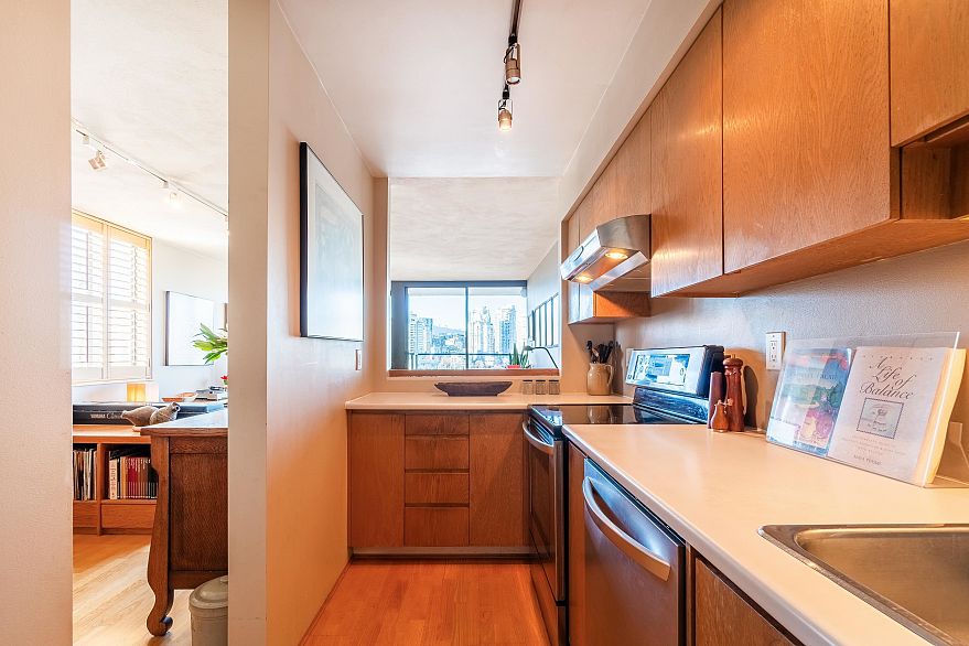 527 666 Leg In Boot Square