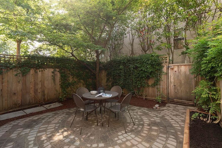 1 677 Heatley Avenue