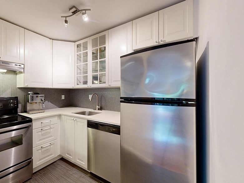 208 2173 W 6th Avenue