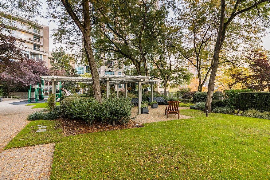 2101 388 Drake Street