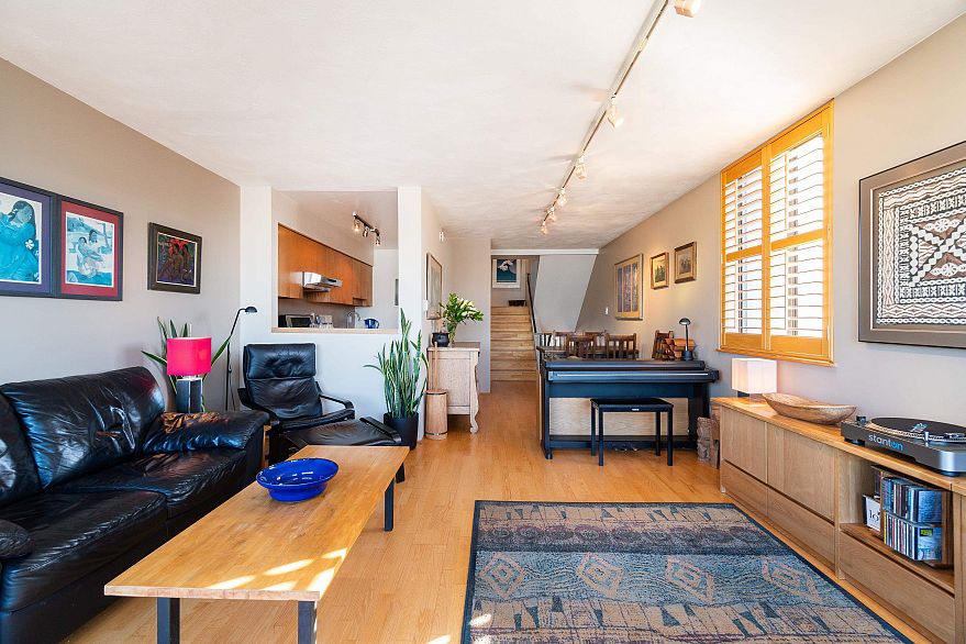 527 666 Leg In Boot Square