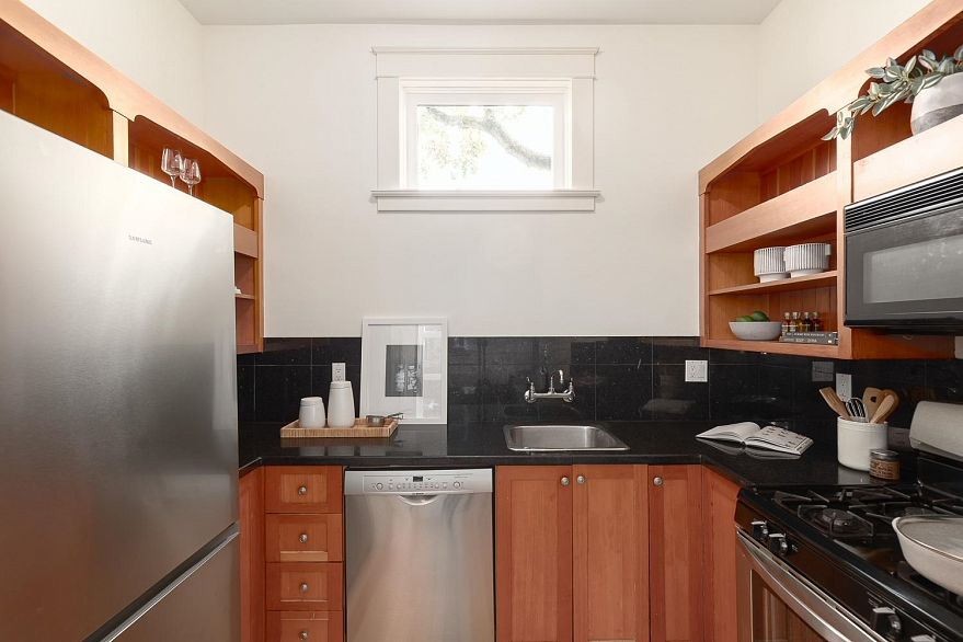 1 677 Heatley Avenue