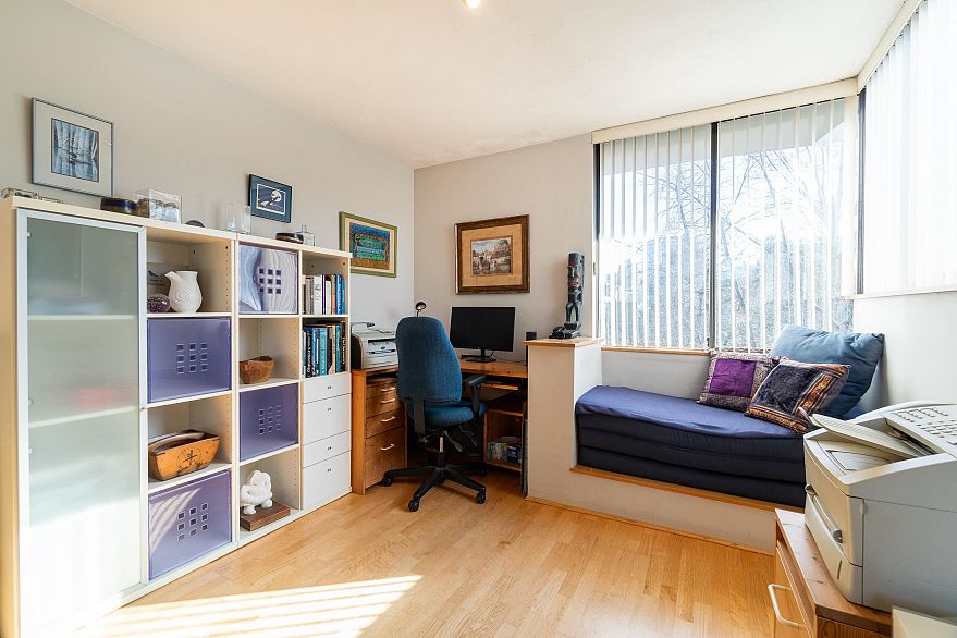 527 666 Leg In Boot Square