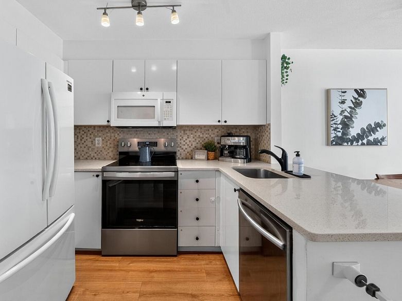 302 2388 Triumph Street