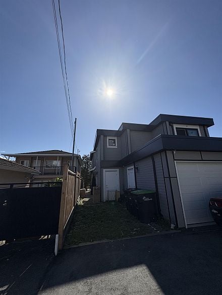 2885 E Georgia Street