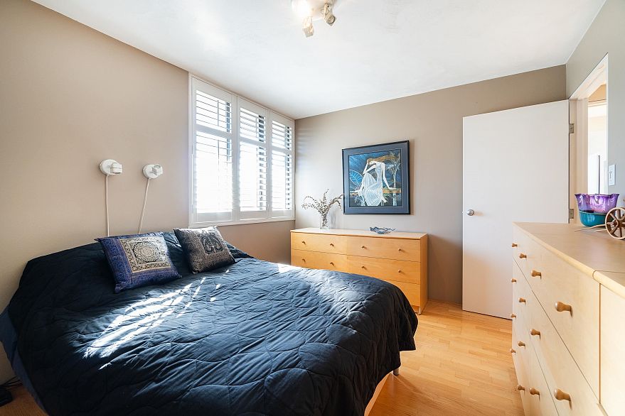 527 666 Leg In Boot Square