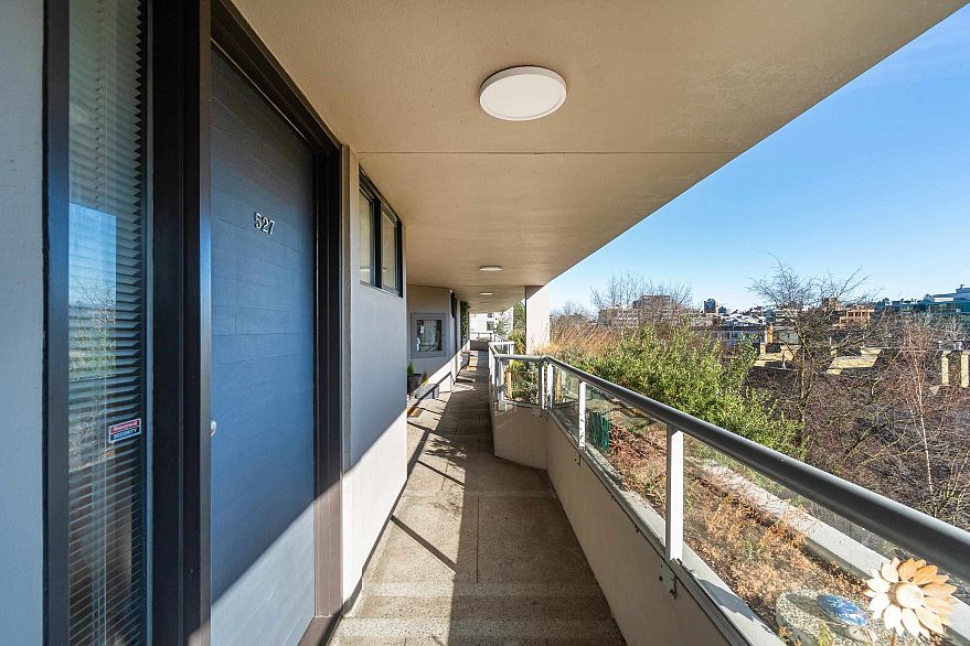 527 666 Leg In Boot Square