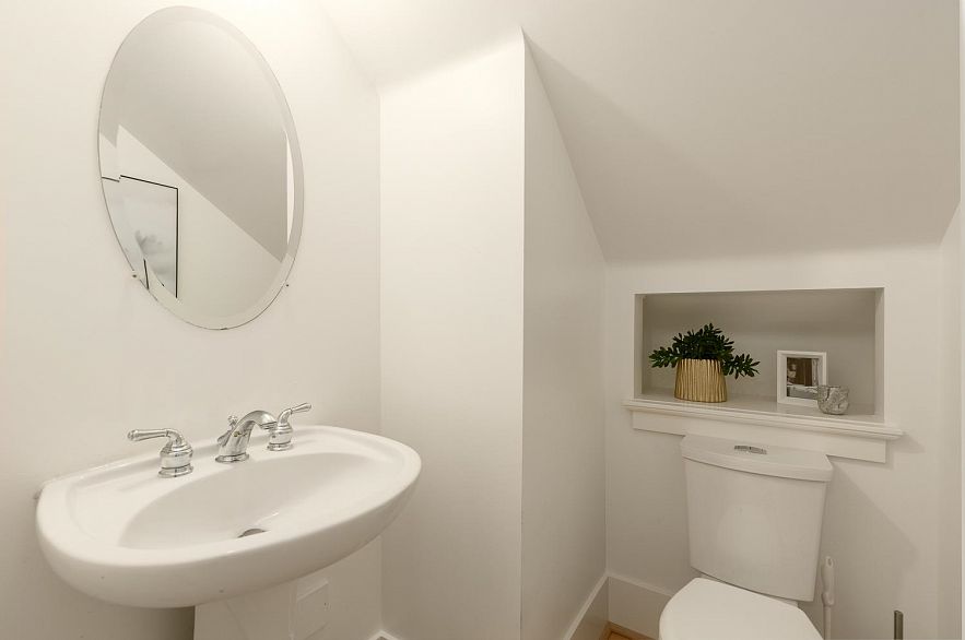 1 677 Heatley Avenue