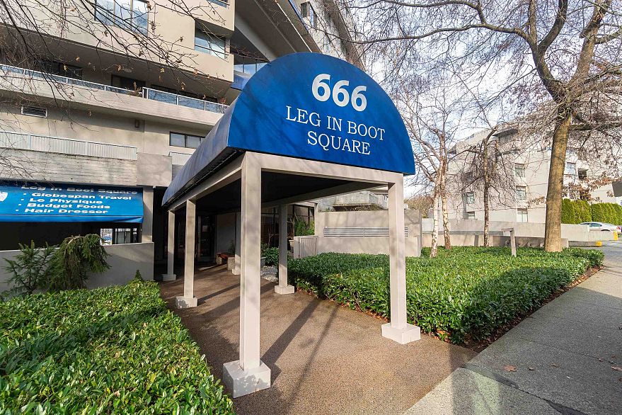 527 666 Leg In Boot Square