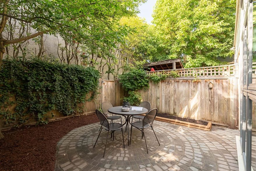 1 677 Heatley Avenue