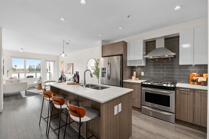 302 202 E 24th Avenue