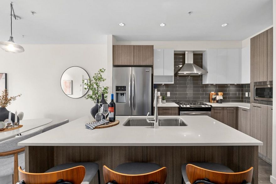 302 202 E 24th Avenue