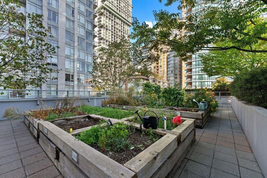 2301 833 Homer Street