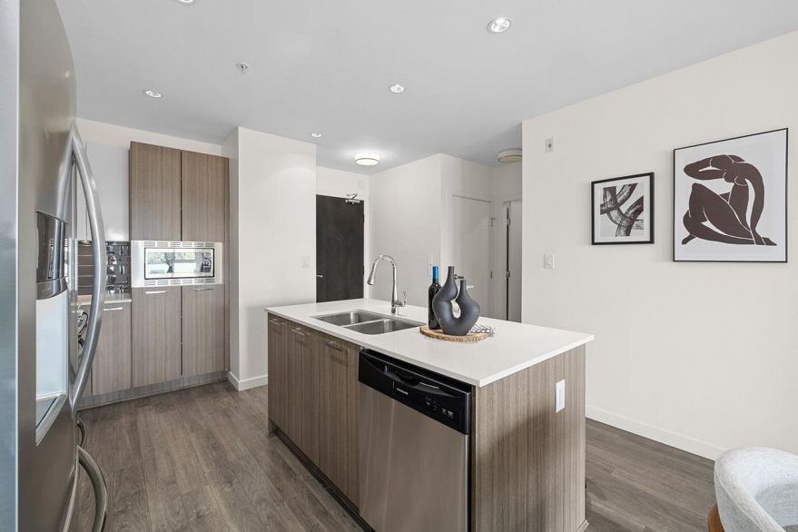 302 202 E 24th Avenue