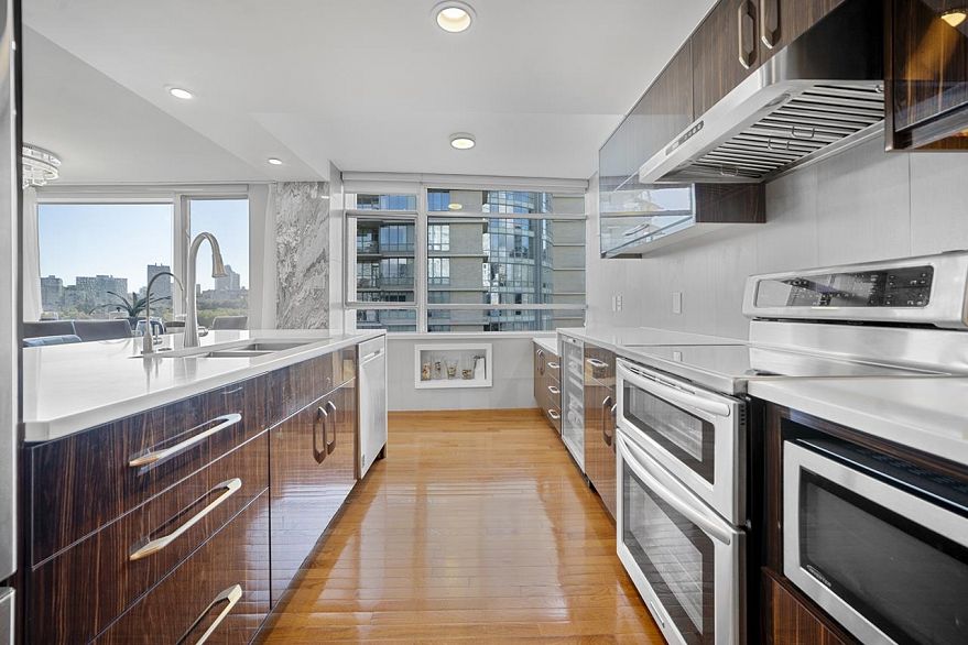 PH1003 1288 Marinaside Crescent