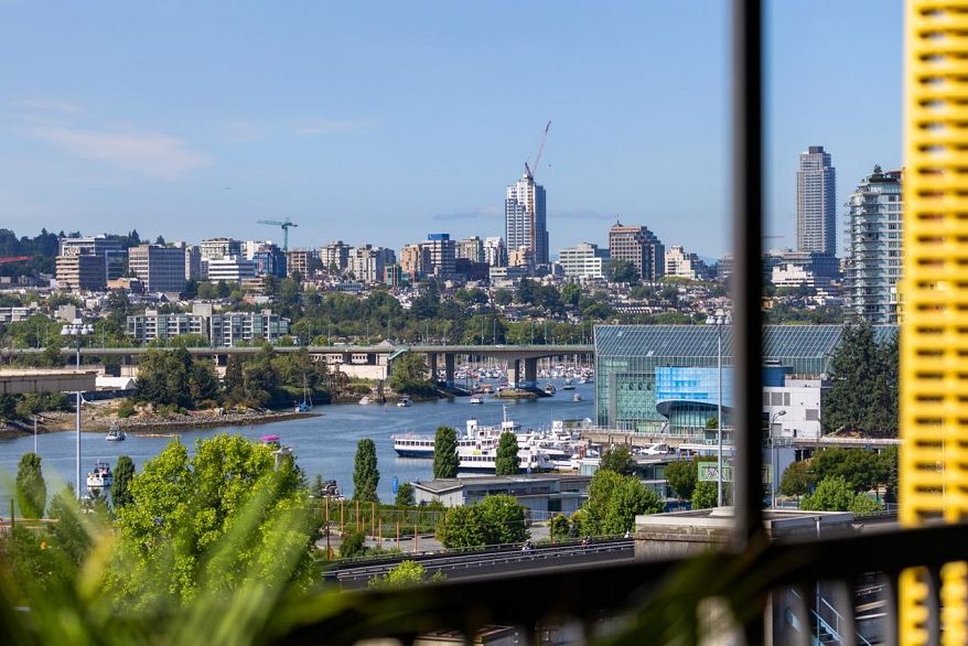 901 219 E Georgia Street