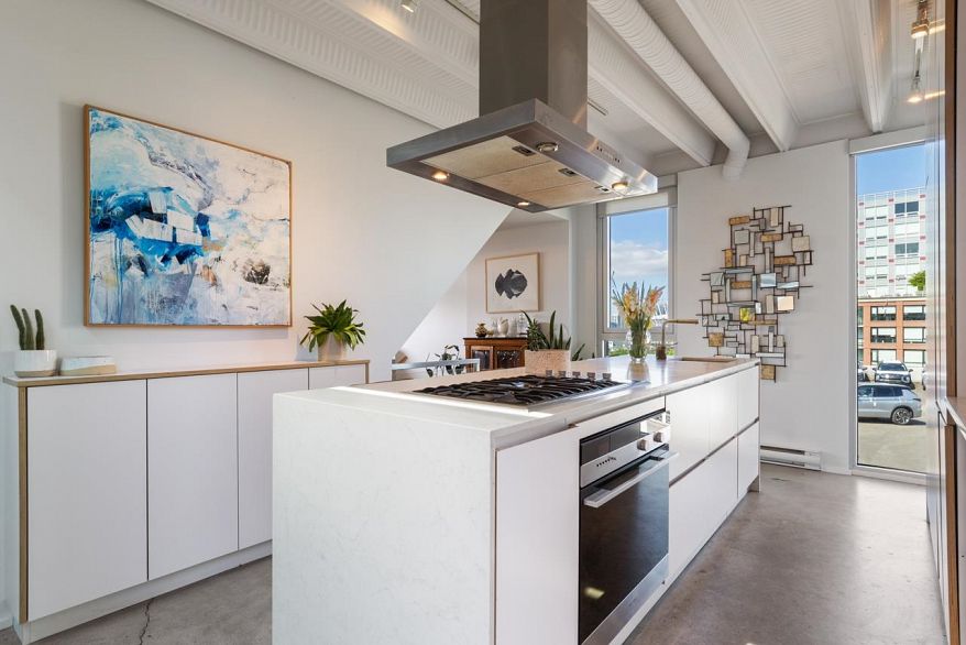 901 219 E Georgia Street