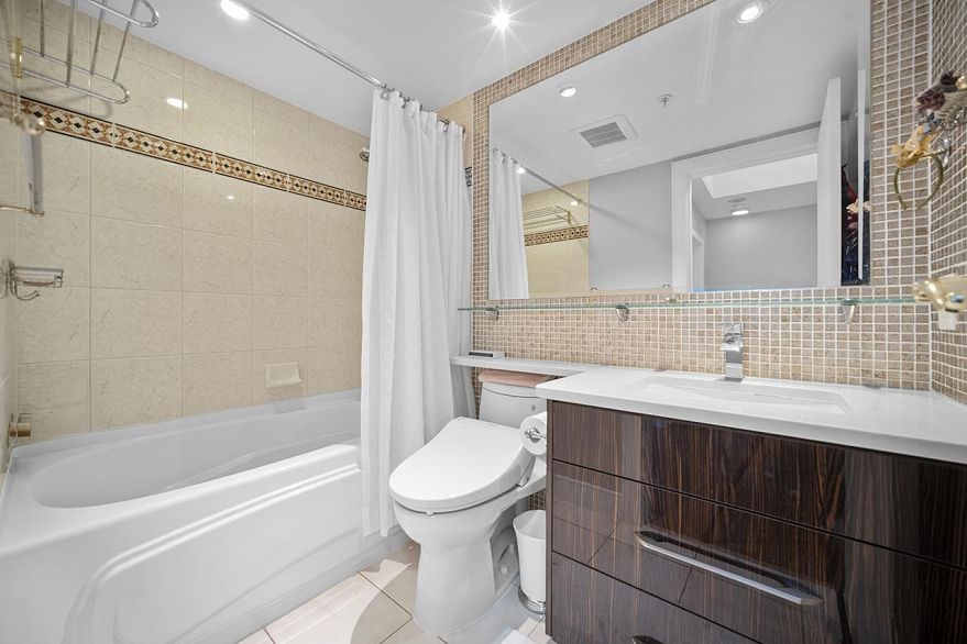 PH1003 1288 Marinaside Crescent