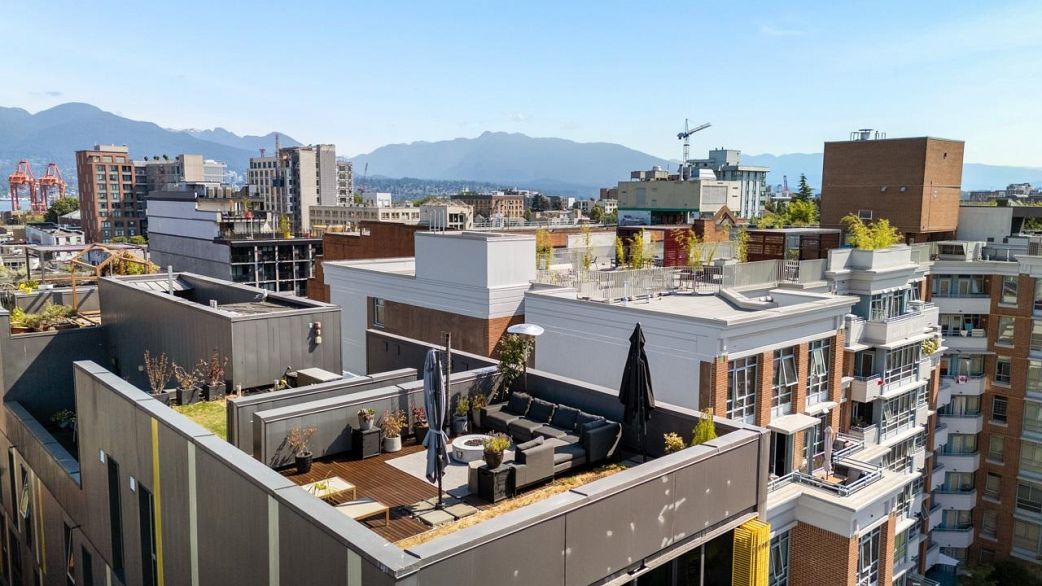 901 219 E Georgia Street