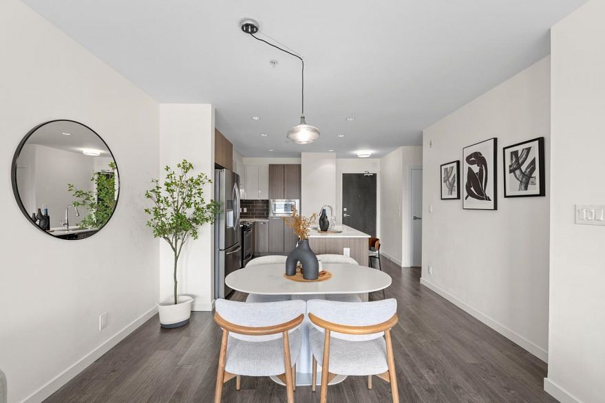 302 202 E 24th Avenue