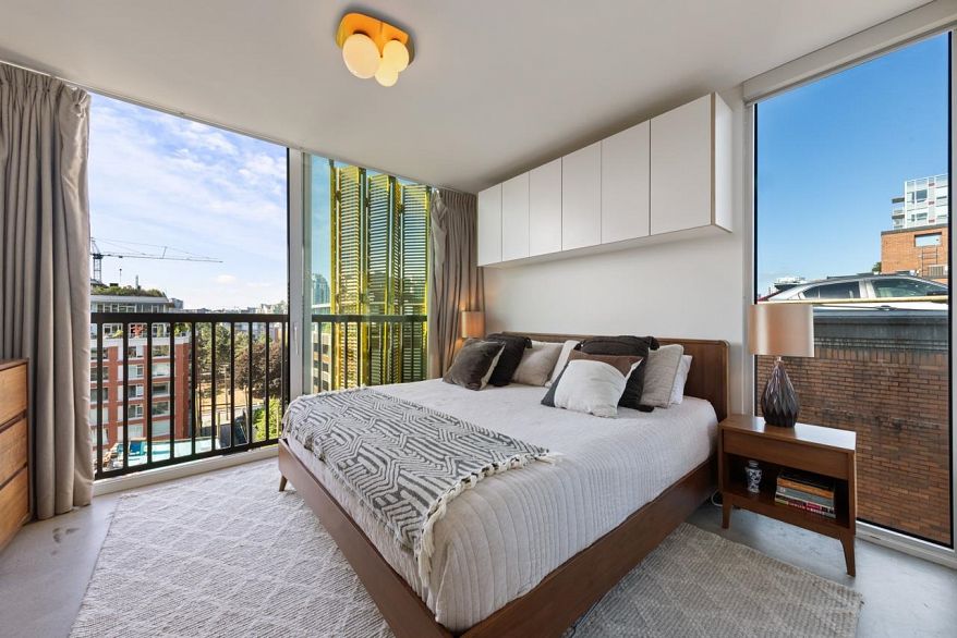 901 219 E Georgia Street