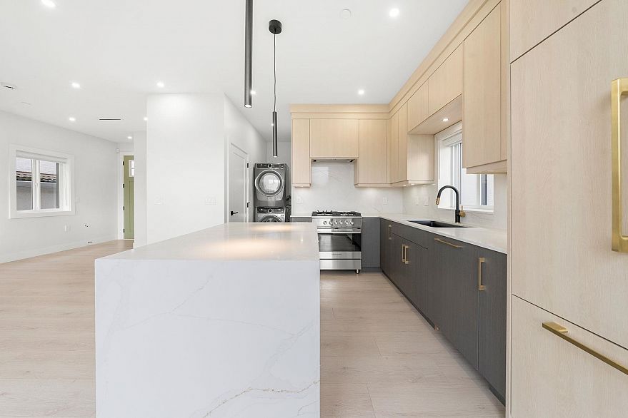 2 3274 E 44th Avenue