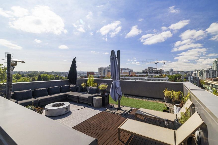 901 219 E Georgia Street