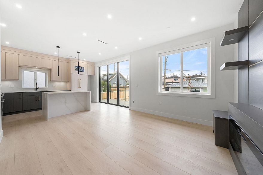 2 3274 E 44th Avenue