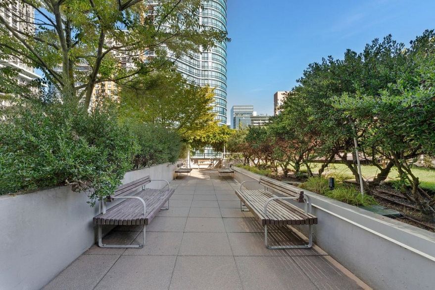 2301 833 Homer Street