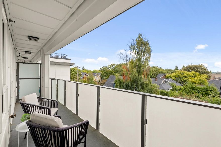 302 202 E 24th Avenue