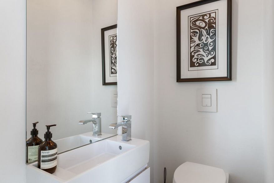 901 219 E Georgia Street