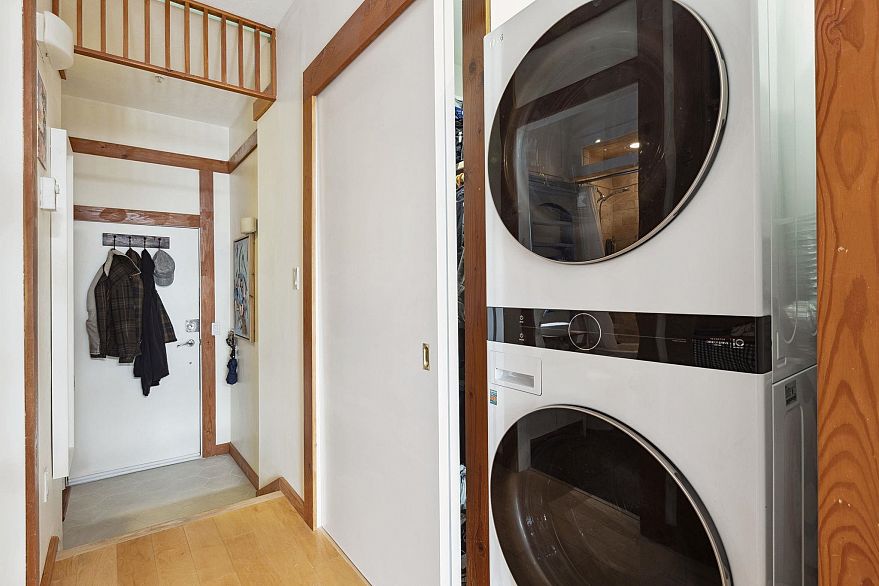 307 980 W 22nd Avenue